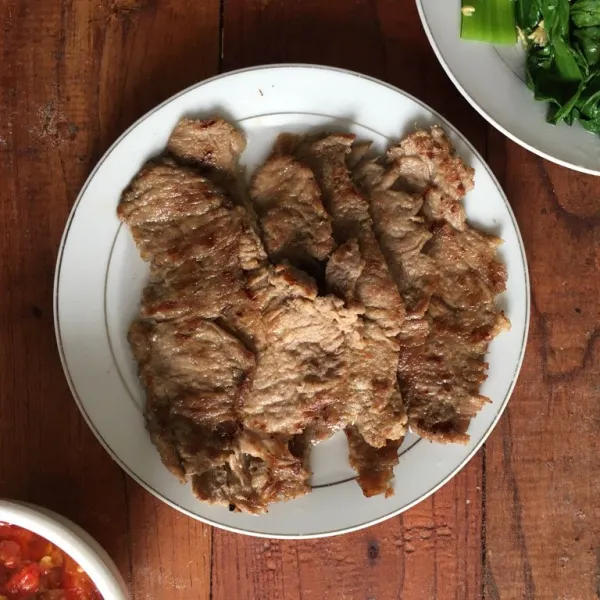 Bisa langsung disantap bersama nasi hangat atau disajikan bersama sambalado khas Minang.