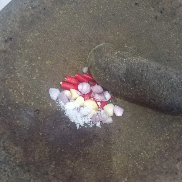Ulek halus bawang merah, bawang putih, cabe rawit merah, garam dan penyedap.