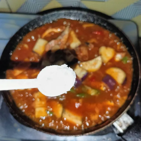 Terakhir, tambahkan bumbu penyedap.Kemudian, koreksi rasa masakan dan siap disajikan!