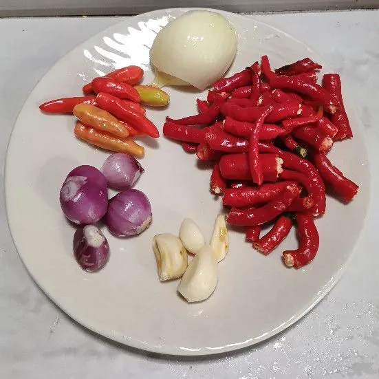 Siapkan cabe dan bawang sesuai resep