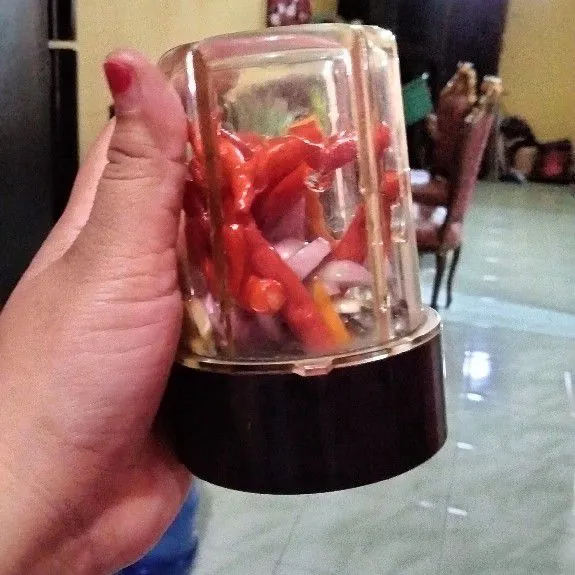 Blender bahan sambal bumbu merah sampai halus.