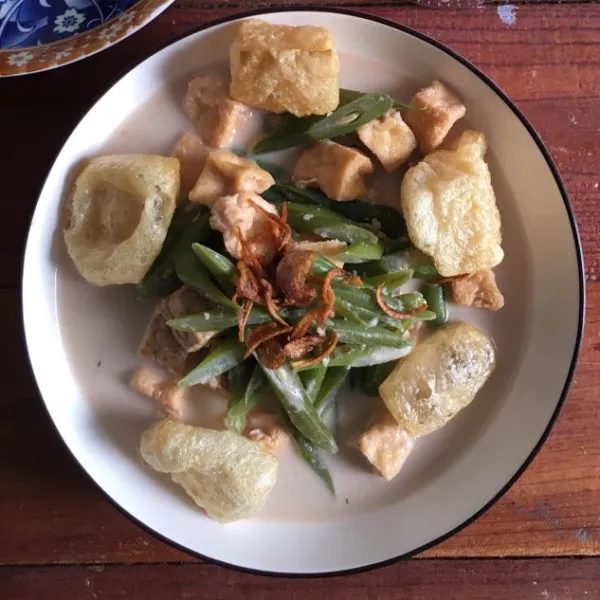 Koreksi rasa dan sajikan bersama kerupuk kulit.