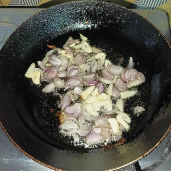Tumis bawang merah dan bawang putih sampai harum.