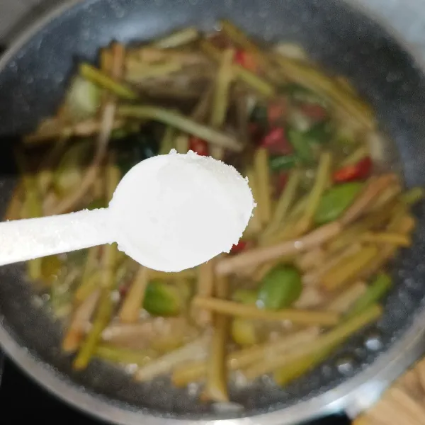 Terakhir, tambahkan bumbu penyedap. Kemudian, koreksi rasanya dan siap disajikan!