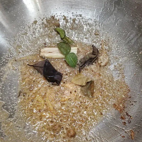 Tumis bahan kering yang sudah di haluskan, masukkan daun jeruk, daun salam dan serai