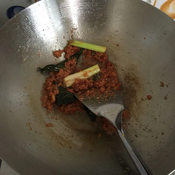 Tumis bumbu halus hingga harum, tambahkan bahan aromatik.