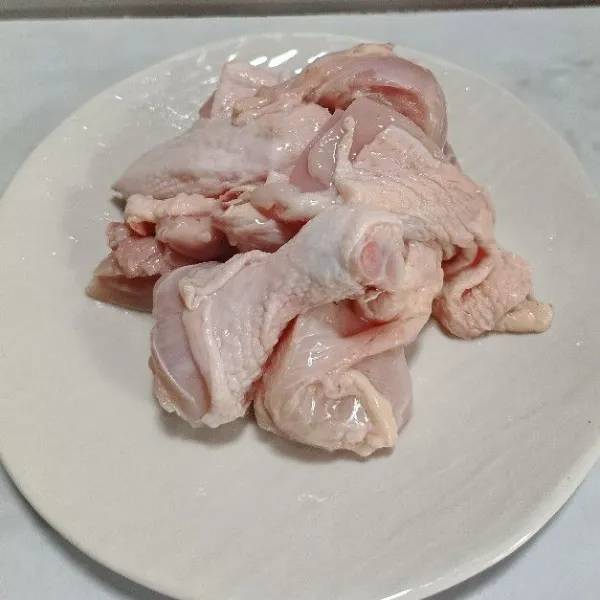 Cuci bersih ayam lalu beri garam