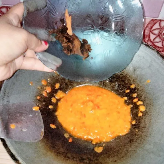 Kemudian, bahan bumbu yang sudah di blneder halus,siap di tumis di minyak panas, dan tuang juga gula aren serta kayu manis secukupnya.