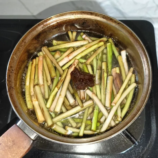 Rebus sulur dan asam jawa di air mendidih sampai sulur layu. Kemudian, angkat dan tiriskan.