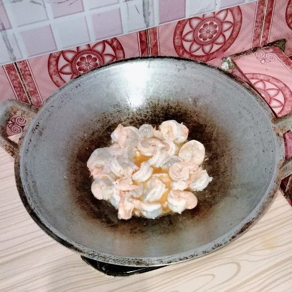Udang yang sudah di marinasi, goreng sebentar saja.