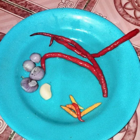 Cuci bersih cabai keriting, cabai rawit,bawang merah, dan bawang putih.