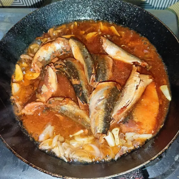 Masukkan ikan sarden dan aduk perlahan.