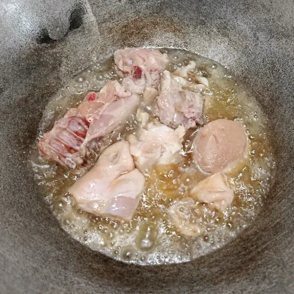 Goreng ayam di minyak yang panas