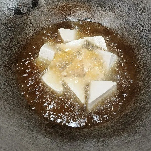Goreng tahu lalu sisihkan