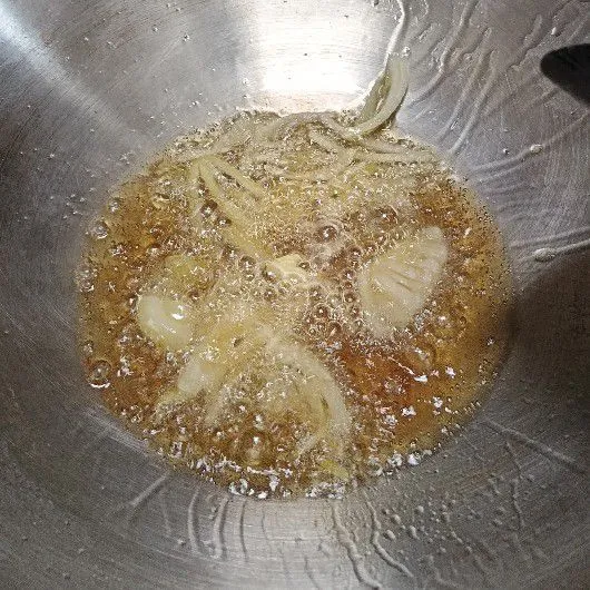 Tumis bawang Bombay hingga layu