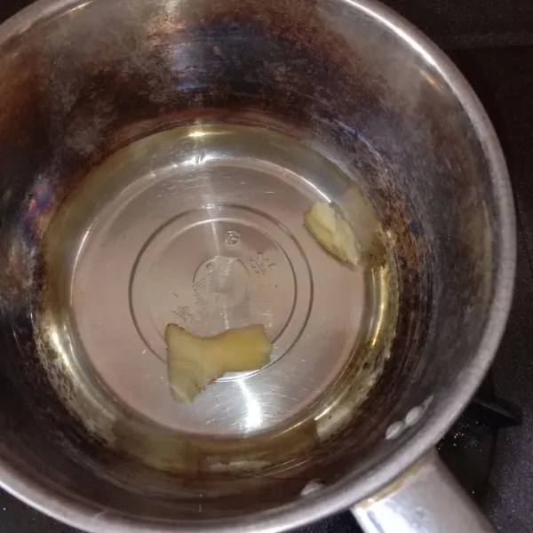 Didihkan air, lalu masukkan jahe. Masak hingga aroma jahe keluar.
