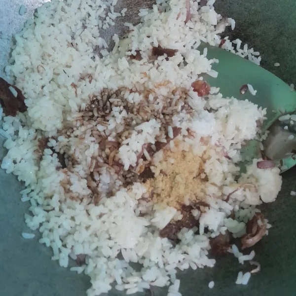 Masukan garam, kaldu bubuk dan kecap manis.