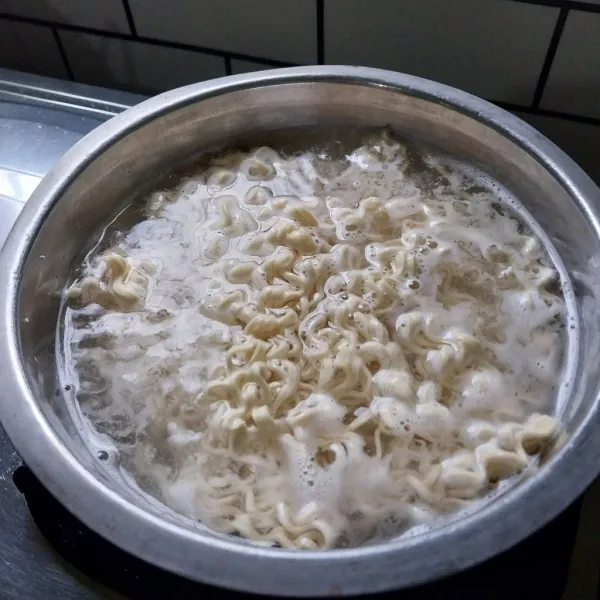Rebus mie dengan air mendidih.