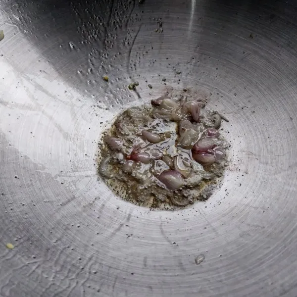 Goreng bawang merah hingga matang untuk taburan.