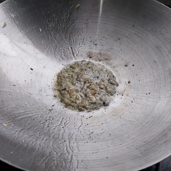 Tumis bumbu halus hingga harum.