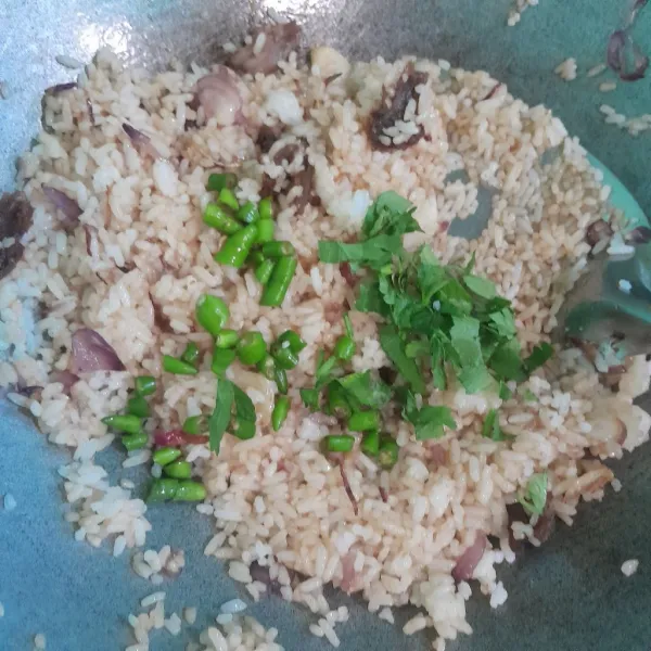 Masukkan cabe rawit dan daun seledri aduk sampai tercampur rata, tes rasa, siap disajikan.