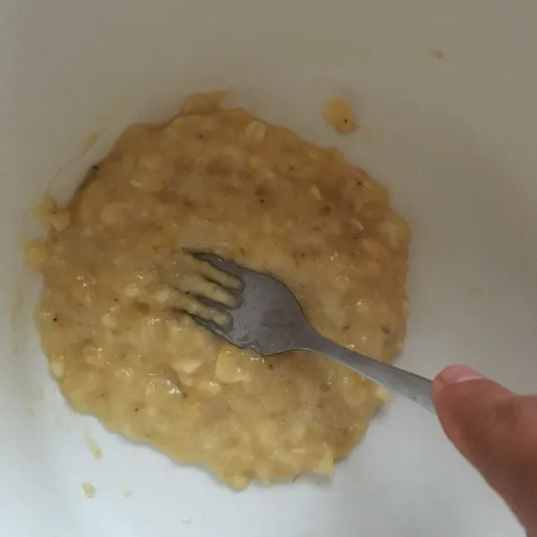 Lumatkan pisang dengan garpu.