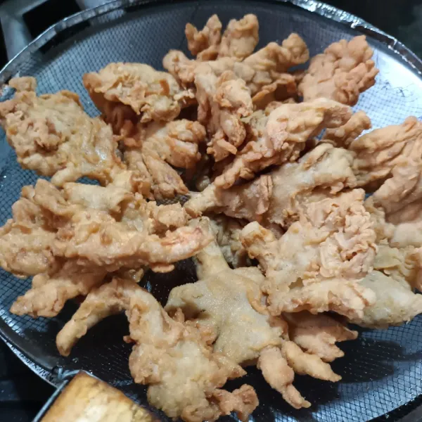 Angkat dan tiriskan. Lalu siap disajikan.