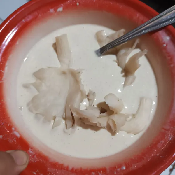 Lalu masukan jamur kedalam adonan. Aduk rata.