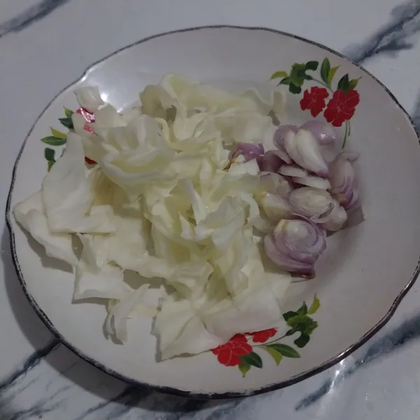Iris bawang merah dan kubis.