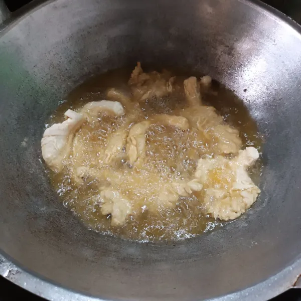 Panaskan minyak goreng. Lalu goreng hingga matang kering kecoklatan.