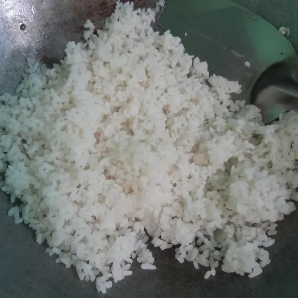 Masukan nasi putih masak sampai tercampur rata.