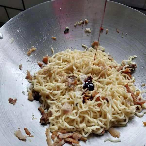 Beri garam, kaldu bubuk, merica bubuk, dan kecap manis. Aduk sampai rata.