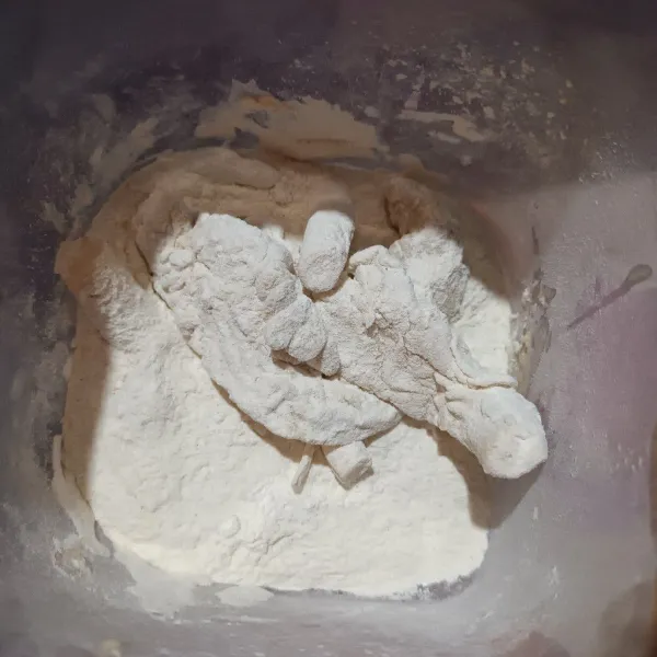 Kemudian angkat jamur, balurkan rata dengan tepung kering.