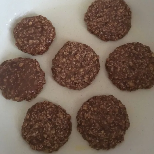 Ambil 2 sdm adonan. Masak dengan api sedang hingga terlihat gelembung dipinggir adonan.