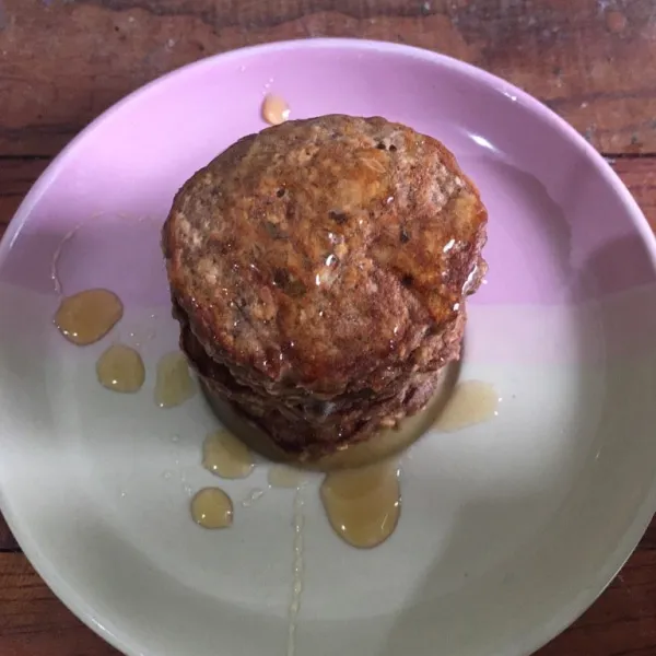 Tata di wadah saji. Tambahkan madu sesuai selera. Sajikan selagi hangat.