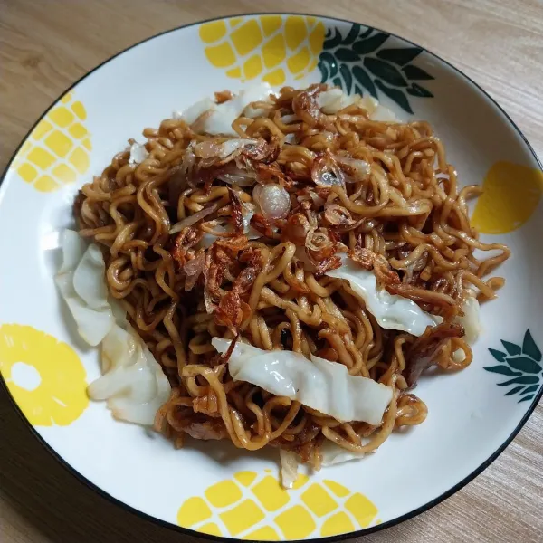 Setelah matang, sajikan beri taburan bawang goreng.