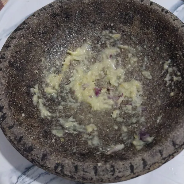 Uleg bawang merah, bawang putih dan kemiri.