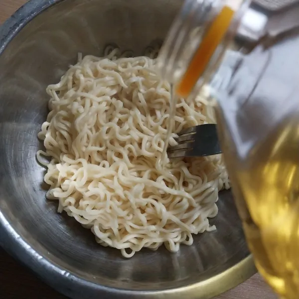 Tiriskan mie dan beri sedikit minyak agar mie tidak lengket.