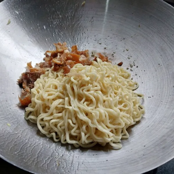 Masukkan mie dan ayam, aduk rata.