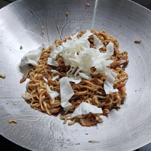 Masukkan kubis, aduk rata dan masak hingga matang.