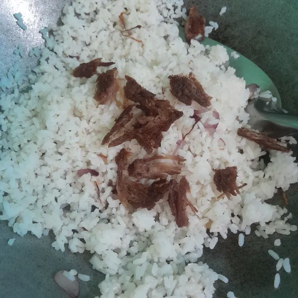 Masukan dendeng suwir.