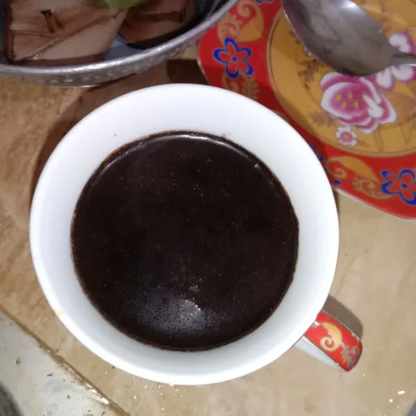 Tuang air rebusan jahe, kemudian aduk rata. Kopi jahe ala Yummy siap disajikan!