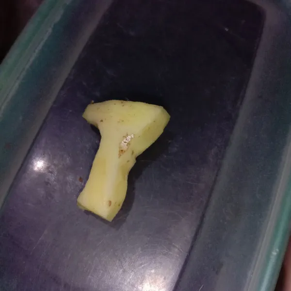 Kupas jahe, lalu cuci bersih.