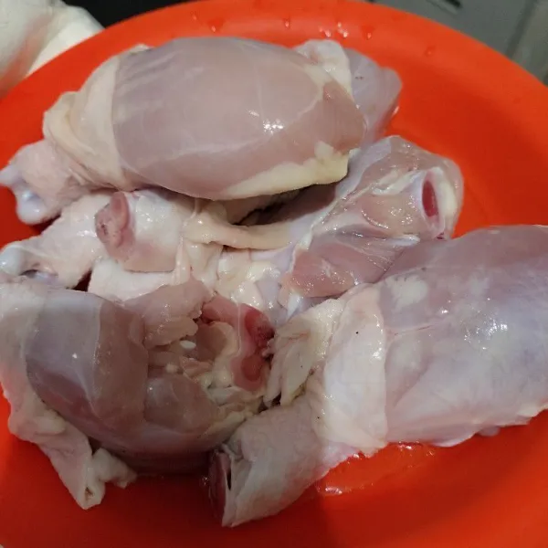 Cuci bersih ayam beri perasan jeruk nipis lalu taburi garam, diamkan selama 10 menit.
