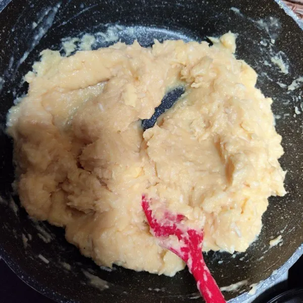 Masak dengan api kecil sambil terus diaduk, agar bawahnya tidak gosong.