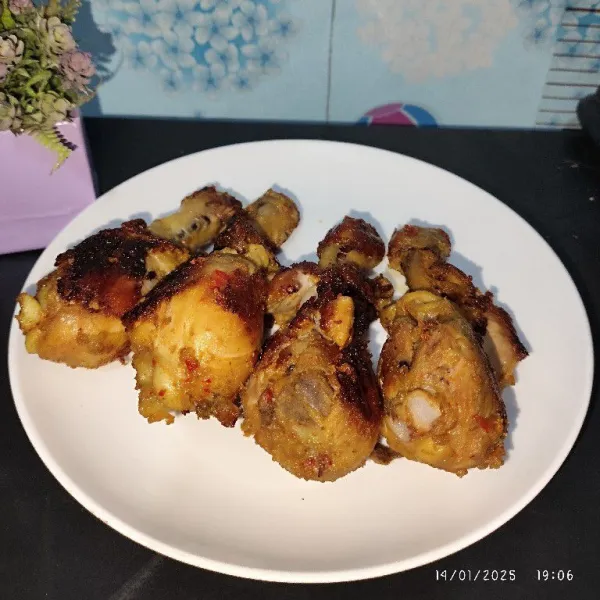 Hidangkan ayam bakar di atas piring, selamat mencoba 🥰