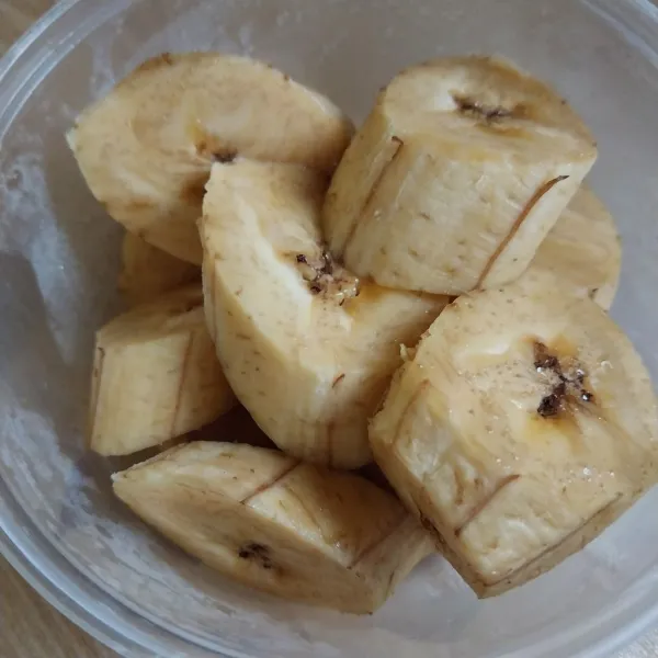 Potong - potong pisang tanduk.