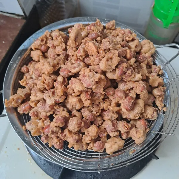 Setelah matang kecoklatan, angkat dan tiriskan. Kemudian, sajikan!