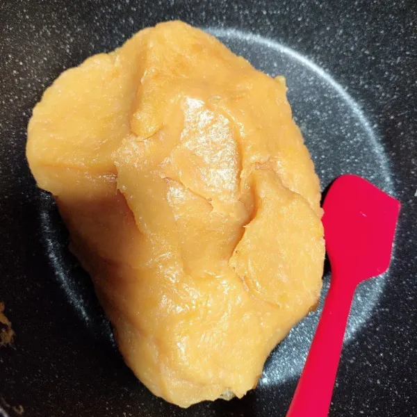 Kalau sudah kalis begini, matikan api kompor. Diamkan isian tape hingga dingin, cukup taruh di suhu ruang saja.