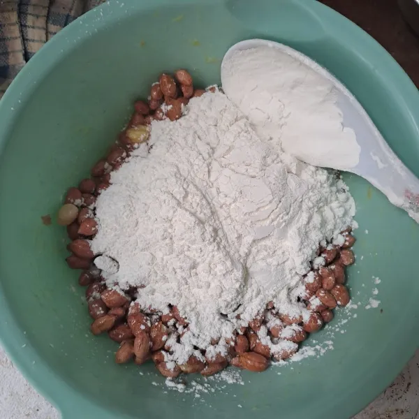 Tambahkan tepung, kemudian aduk rata.